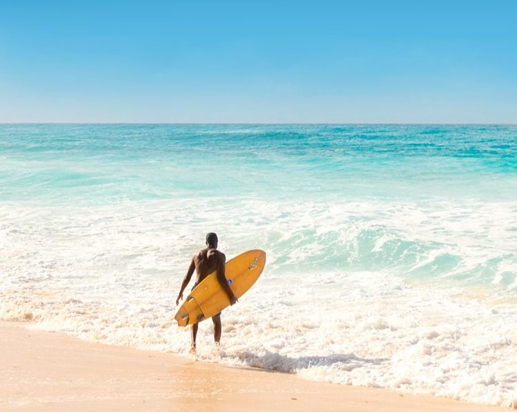 Surfer am Strand der Bahamas